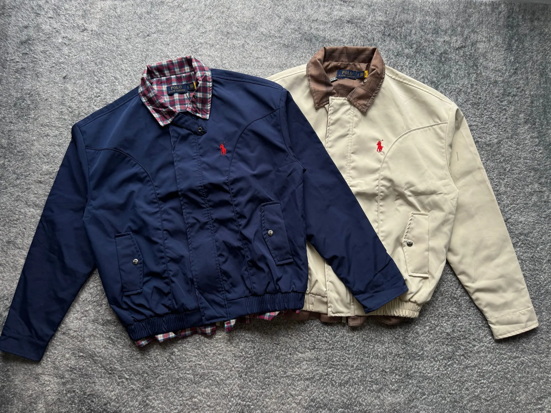 P300 💙Ralph Lauren Vintage Harrington Jacket, dark indigo with red pony logo, full of British retro feel! Soft fabric, comfortable to wear, classic fit + lapel design, plaid embellishments on cuffs and collar, great details ✨ The Harrington jacket represents low-key and approachability. In other words, it is not as rigid as a Chinese tunic suit, nor as high-end as a suit. Another point is that the Harrington jacket is adaptable. It does not look strange to wear on almost any figure or occasion. No matter you are young and handsome or you are middle-aged and fat, this style of jacket can hold up.               Color: Navy Blue Apricot Size: Length Bust Shoulder Width Sleeve Length M 68 124 57 60 L 70 128 58.5 62 XL 72 132 60 64